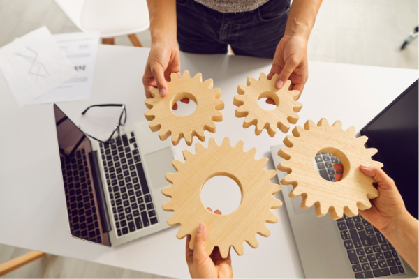 Zwei Personen halten vier Holzräder